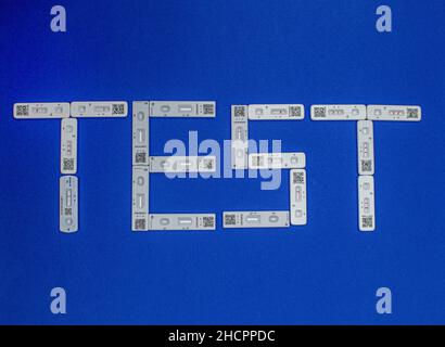 Test di massa per l'infezione di Covid-19 / SARS-COV-2 concetto: Corona Pandemic Outbreak Rapid Antigen test kit esito posto su sfondo blu . Foto Stock
