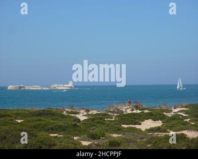 Bella marina blu da Chiclana de la Frontera, Spagna Foto Stock