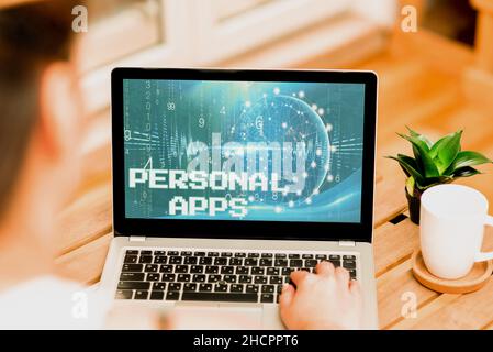 Testo che mostra le app personali di ispirazione. Concetto significato Organizzatore Calendario Online informazioni private Donna digitando sul laptop accanto Coffe Mug e. Foto Stock