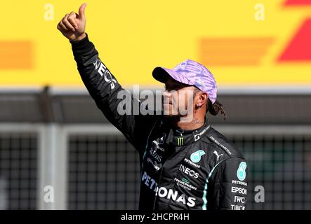 Foto di archivio datata 17-07-2021 di Mercedes' Lewis Hamilton. La magnanimità di Sir Lewis Hamilton, di fronte alla controversa sconfitta di Max Verstappen al Gran Premio di Abu Dhabi, gli ha conquistato un esercito di nuovi fan. Data di emissione: Venerdì 31 dicembre 2021. Foto Stock