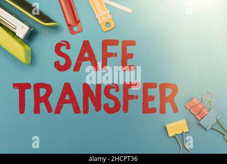 Ispirazione che mostra il trasferimento sicuro del segnale. Concetto che significa trasferimenti via cavo elettronicamente non basato su carta transazione flashy School Office Supplies Foto Stock
