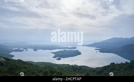 Lago Salt Slano con le isole del Montenegro. Foto Stock