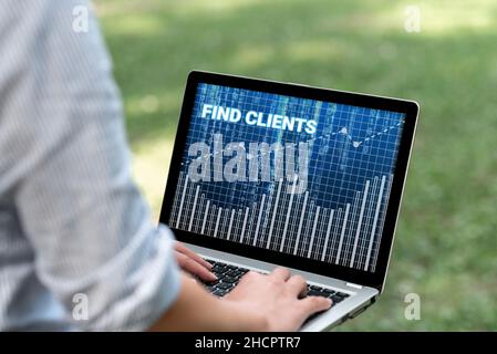 Testo che mostra Inspiration Find Clients. Internet Concept trovare potenziali clienti per acquistare beni o servizi Donna digitando su laptop nel Parco Foto Stock