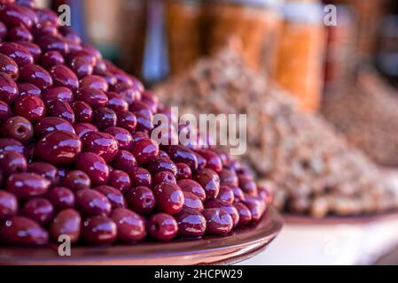 Primo piano di cumulo di olive fresche in vendita sul mercato di strada stalla Foto Stock