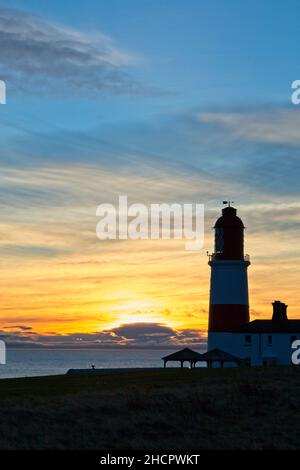 Un'alba invernale al faro di Souter sulla costa del Mare del Nord vicino a Whitburn, Sunderland, a Tyne e Wear. Foto Stock