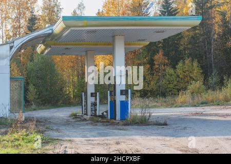 Stazione di benzina abbandonata dal bordo della foresta. Foto Stock