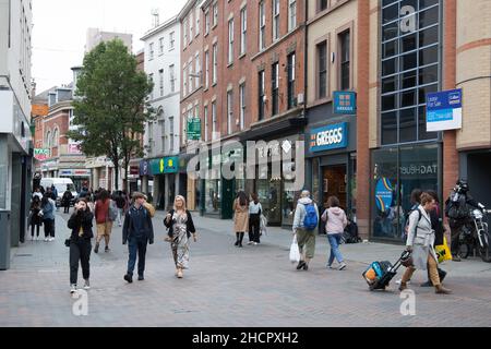 Persone che acquistano a Clumber Street nel centro di Nottingham nel Regno Unito Foto Stock