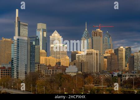 Vista panoramica degli edifici moderni e dei grattacieli nella città di Philadelphia, Pennsylvania Foto Stock