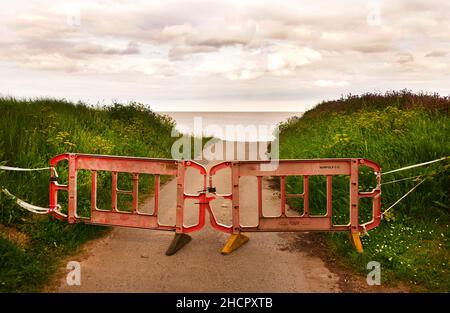 Dead End Collapsed Road a causa dell'erosione costiera, Bacton, Norfolk, Inghilterra Foto Stock