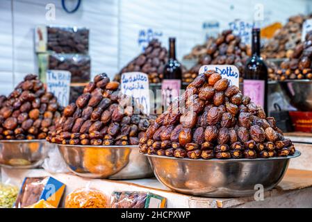 Cumulo di vari tipi di date essiccate per la vendita in contenitore presso il negozio Foto Stock