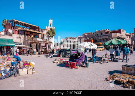 Bancarelle del mercato locale sulla strada della città che vendono prodotti fatti a mano Foto Stock