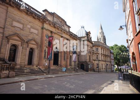 Viste lungo il marciapiede alto a Nottingham nel Regno Unito Foto Stock