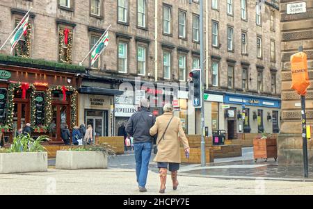 Glasgow, Scozia, Regno Unito 31st dicembre 2021. UK Meteo: Wet desolate covid nuovo anno strade di vigilia come il tempo umido e nessun raduno ha visto un centro vuoto città con poco di allegria a Glasgow, Scozia. Credit Gerard Ferry/Alamy Live News Foto Stock