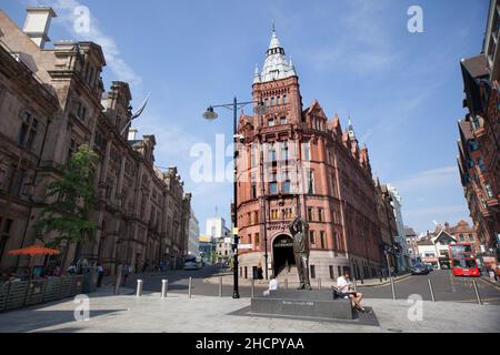 Una statua del direttore di calcio Brian Clough a Nottingham nel Regno Unito Foto Stock