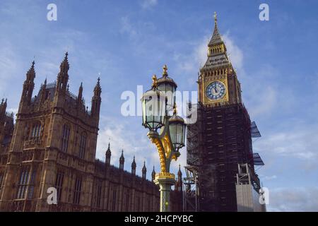 Londra, Regno Unito 31st dicembre 2021. Big ben ha suonato la sua campana per la prima volta in quattro anni alle 12. L'iconico monumento, ufficialmente chiamato Elizabeth Tower, è in fase di ristrutturazione dal 2017 e i lavori dovrebbero essere completati all'inizio del 2022. Big ben è dovuto suonare di nuovo la sua campana a mezzanotte per segnare il nuovo anno. Credit: Vuk Valcic / Alamy Live News Foto Stock