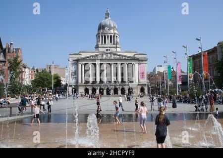 I bambini giocano nella fontana dell'Old Market Square a Nottingham, nel Regno Unito Foto Stock