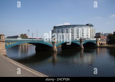 Trent Bridge sul fiume Trent a Nottingham nel Regno Unito Foto Stock