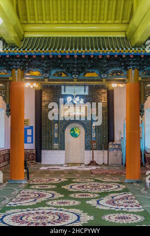 KARAKOL, KIRGHIZISTAN - 14 LUGLIO 2018: Interno della moschea di Dungan a Karakol, Kirghizistan Foto Stock