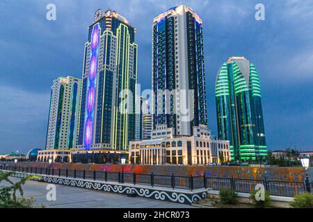 Vista notturna dei grattacieli di Grozny City, Cecenia, Russia Foto Stock