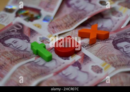 Lettere di plastica con la parola tassa, tasse, concetto di pagamento, su un letto di cinquanta £50 libbre note, sterlina Foto Stock