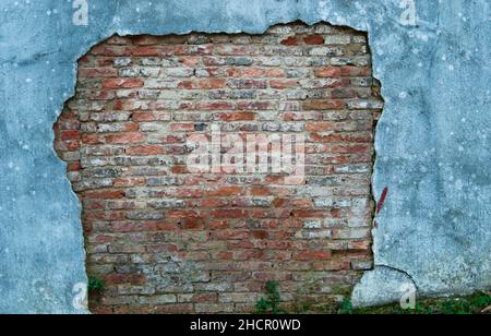 muro rotto di colore bianco sporco con vista del vecchio mattone rosso e grigio di diverse sfumature per carta da parati o sfondo orizzontalmente Foto Stock