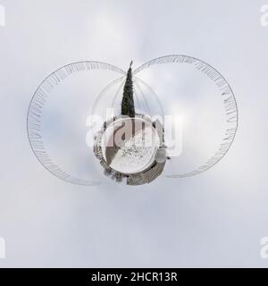 Nuovo anno piccolo pianeta. Vista panoramica a 360 gradi su una piazza festosa con albero di Natale Foto Stock