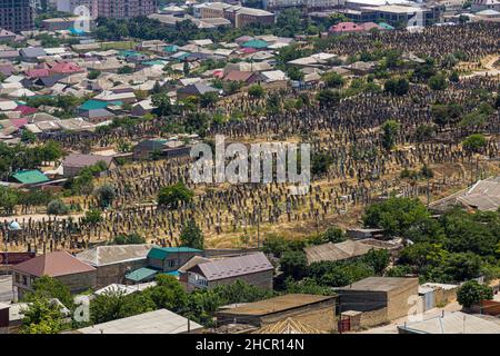 Veduta aerea di un cimitero a Derbent nella Repubblica di Dagestan, Russia Foto Stock