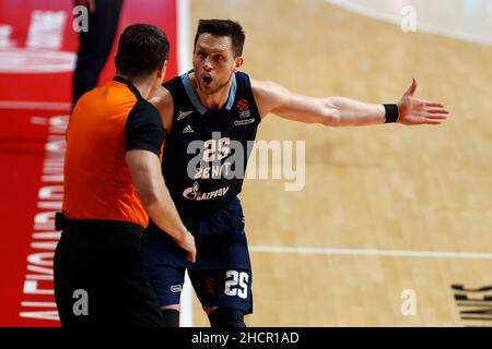 Belgrado, Serbia, 30th dicembre 2021. Mateusz Ponitka di Zenit San Pietroburgo reagisce durante la partita di pallacanestro Eurolega tra Crvena Zvezda mts Bekgrade e Zenit San Pietroburgo a Belgrado. Dicembre 30, 2021. Credit: Nikola Krstic/Alamy Foto Stock