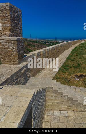 Mura della fortezza di Naryn-Kala a Derbent nella Repubblica di Dagestan, Russia Foto Stock