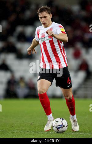 Il Callum Doyle di Sunderland in azione durante la partita della Sky Bet League One allo Stadium of Light di Sunderland. Data immagine: Giovedì 30 dicembre 2021. Foto Stock