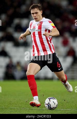 Il Callum Doyle di Sunderland in azione durante la partita della Sky Bet League One allo Stadium of Light di Sunderland. Data immagine: Giovedì 30 dicembre 2021. Foto Stock