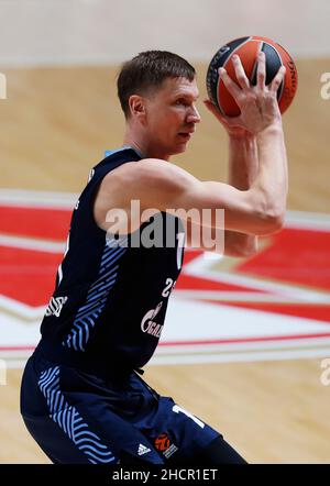 Belgrado, Serbia, 30th dicembre 2021. Anton Pushkov di Zenit San Pietroburgo con la palla durante la partita di pallacanestro Eurolega tra Crvena Zvezda mts Bekgrade e Zenit San Pietroburgo a Belgrado. Dicembre 30, 2021. Credit: Nikola Krstic/Alamy Foto Stock