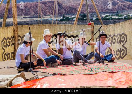 ISSYK KUL, KIRGHIZISTAN - 15 LUGLIO 2018: Musicisti locali all'Ethnosestival Tesskey Jeek, sulla costa del lago Issyk Kul in Kirghizistan Foto Stock