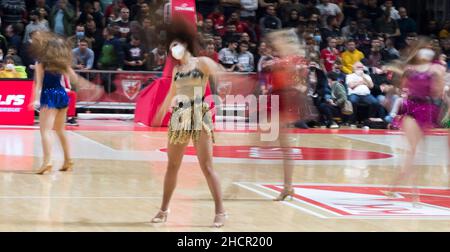 Belgrado, Serbia, 30th dicembre 2021. Cheerleaders durante la partita di pallacanestro Eurolega tra Crvena Zvezda mts Bekgrade e Zenit San Pietroburgo a Belgrado. Dicembre 30, 2021. Credit: Nikola Krstic/Alamy Foto Stock