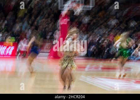 Belgrado, Serbia, 30th dicembre 2021. Cheerleaders durante la partita di pallacanestro Eurolega tra Crvena Zvezda mts Bekgrade e Zenit San Pietroburgo a Belgrado. Dicembre 30, 2021. Credit: Nikola Krstic/Alamy Foto Stock