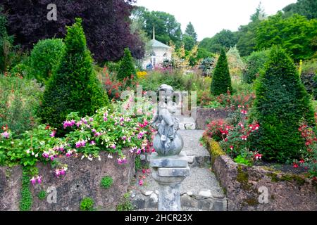 Giardino murato a fine estate agosto a Colby Woodland Gardens Amroth Pembrokeshire Gran Bretagna Regno Unito KATHY DEWITT Foto Stock