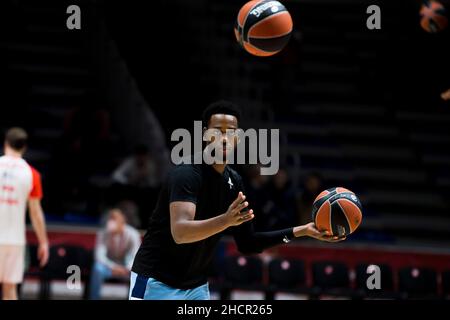 Belgrado, Serbia, 30th dicembre 2021. Jordan Loyd di Zenit San Pietroburgo si riscalda durante la partita di pallacanestro Eurolega tra Crvena Zvezda mts Bekgrade e Zenit San Pietroburgo a Belgrado. Dicembre 30, 2021. Credit: Nikola Krstic/Alamy Foto Stock