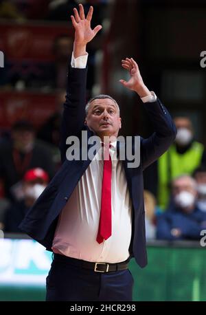 Belgrado, Serbia, 30th dicembre 2021. Il capo allenatore Dejan Radonjic gesti durante la partita di pallacanestro Eurolega tra Crvena Zvezda mts Bekgrade e Zenit San Pietroburgo a Belgrado. Dicembre 30, 2021. Credit: Nikola Krstic/Alamy Foto Stock