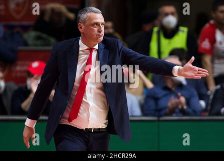 Belgrado, Serbia, 30th dicembre 2021. Il capo allenatore Dejan Radonjic gesti durante la partita di pallacanestro Eurolega tra Crvena Zvezda mts Bekgrade e Zenit San Pietroburgo a Belgrado. Dicembre 30, 2021. Credit: Nikola Krstic/Alamy Foto Stock