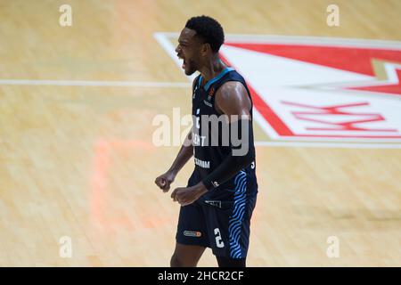 Belgrado, Serbia, 30th dicembre 2021. Jordan Loyd di Zenit San Pietroburgo celebra la vittoria durante la partita di pallacanestro Eurolega tra Crvena Zvezda mts Bekgrade e Zenit San Pietroburgo a Belgrado. Dicembre 30, 2021. Credit: Nikola Krstic/Alamy Foto Stock