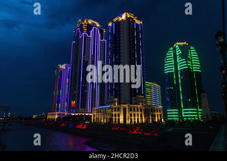 Vista notturna dei grattacieli di Grozny City, Cecenia, Russia Foto Stock