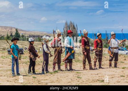 ISSYK KUL, KIRGHIZISTAN - 15 LUGLIO 2018: Arcieri locali presso l'Ethnosestival Teskey Jeek, sulla costa del lago Issyk Kul in Kirghizistan Foto Stock