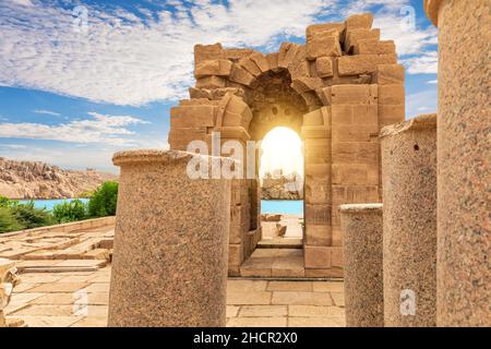 Capitali del colonnato orientale nel Tempio di file di Assuan, Egitto Foto Stock