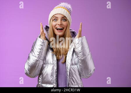 Impressionato affascinato speechless attraente ragazza bionda che spiega tremare la situazione impressionante le mani eccitate sorridendo che gasting felicemente allargano gli occhi sorpresi Foto Stock