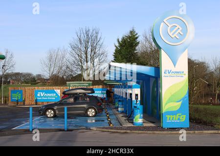 Fila di punti di ricarica elettrici per le auto presso il garage Wrightington adiacente allo svincolo 27 M6 Lancashire. Foto Stock