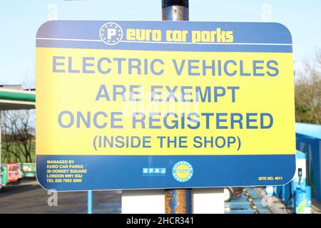 I veicoli elettrici sono esenti dal segnale di parcheggio registrato Foto Stock