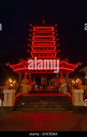 ELISTA, RUSSIA - 27 GIUGNO 2018: Vista notturna della Pagoda dei sette giorni di Elista, Russia. Foto Stock