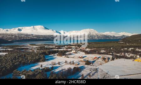 Paesaggio boscoso con cime scogliera intorno alla valle nella riserva naturale di Litlefjellet a Finnmark, Norvegia settentrionale, sopra il Circolo polare Artico. Natu selvaggio Foto Stock