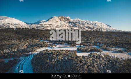 Paesaggio boscoso con cime scogliera intorno alla valle nella riserva naturale di Litlefjellet a Finnmark, Norvegia settentrionale, sopra il Circolo polare Artico. Natu selvaggio Foto Stock