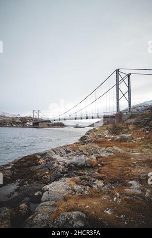 Ponte stradale nella Norvegia settentrionale sulla penisola di Senja sulla strada dal villaggio di Hamn alle Midlands. Tempo autunnale in Scandinavia. Foto Stock